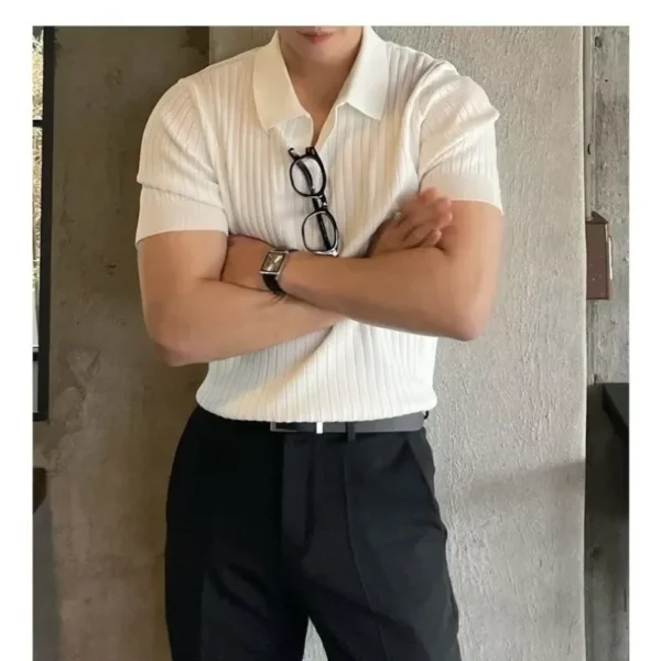 Camisa Polo Masculina 2025 – Gola V Estilosa em Malha de Seda Gelada, Listrada e Leve para o Verão - Imagem 3