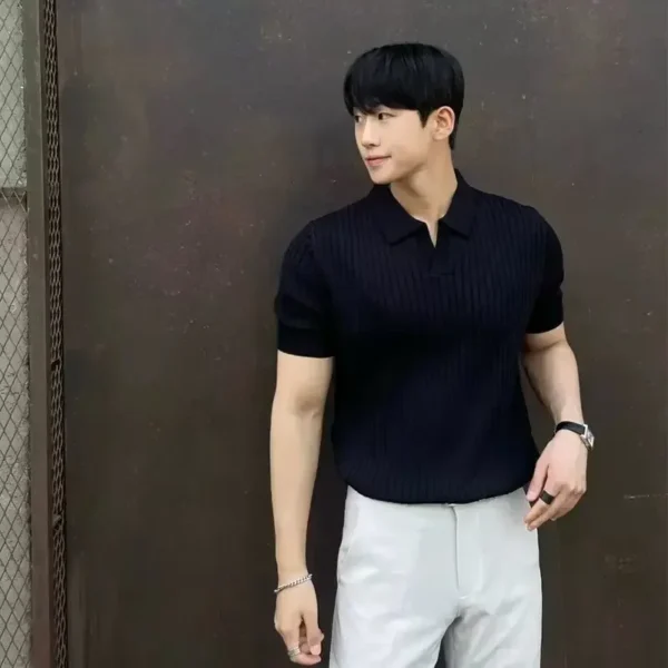 Camisa Polo Masculina 2025 – Gola V Estilosa em Malha de Seda Gelada, Listrada e Leve para o Verão - Imagem 2