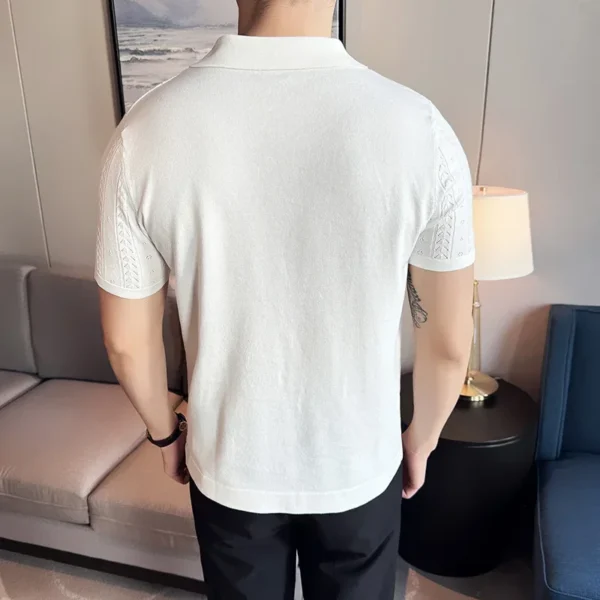 Camisa Polo Masculina Gola V – Listrada com Jacquard Vazado, Malha Leve e Manga Curta para o Verão - Imagem 2